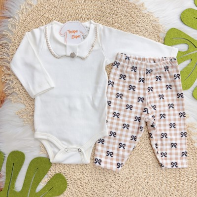 Conj. Body Manga Longa Gola Bordada e Calça em Plush Lacinhos - Off White e Caramelo